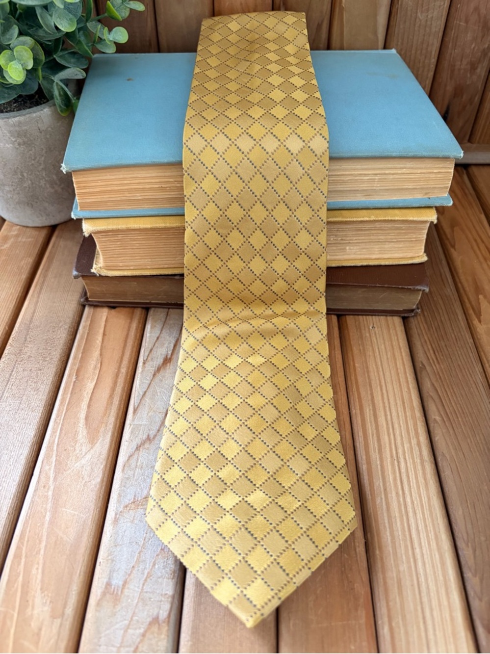Kenneth Cole New York Gold Silk Tie Geometric Diamond Pattern